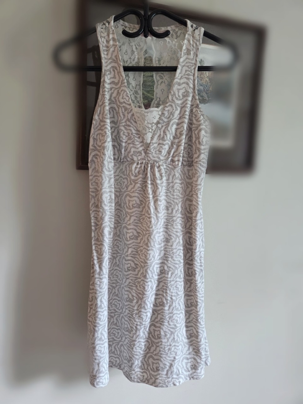 La Vie En Rose Lace-Back Sleeveless Chemise in Light Taupe/grey & White